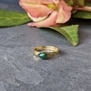 NWT Baizaar Teardrop Emerald Hammered Stacking Ring